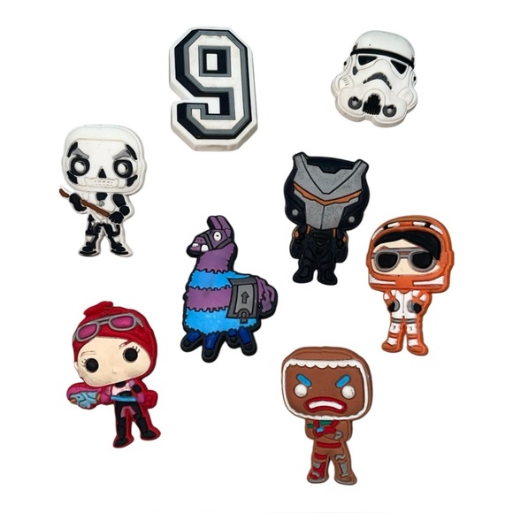 Kid’s Crocs w/ Jibetz - Picture 7 of 9